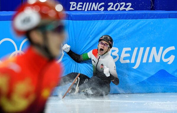 Le patineur de vitesse sur courte piste hongrois Shaolin Sandor Liu célèbre sa victoire aux 1.000 mètres. - Sputnik Afrique