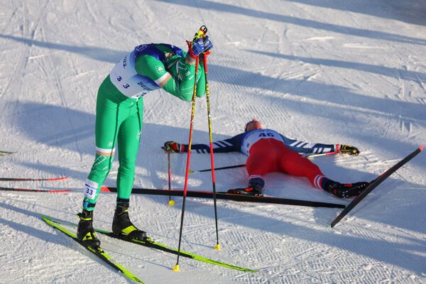 Les skieurs Thomas Maloney Westgaard (Irlande) et Adam Fellner (République tchèque) se reposent l’épreuve du skiathlon 15 +15 km. - Sputnik Afrique