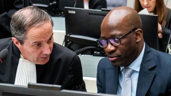Charles Blé Goudé, à droite, parle à son avocat avant l'audience d'appel à la Cour pénale internationale (CPI) à La Haye, Pays-Bas, le 6 février 2020 - Sputnik Afrique