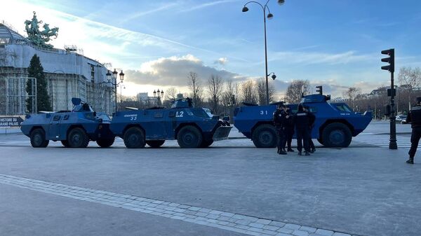 À Paris, les blindés de la gendarmerie attendent le Convois De La Liberte ce 11 février au soir - Sputnik Afrique