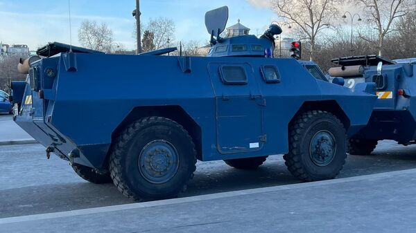À Paris, les blindés de la gendarmerie attendent le Convois De La Liberte ce 11 février au soir - Sputnik Afrique