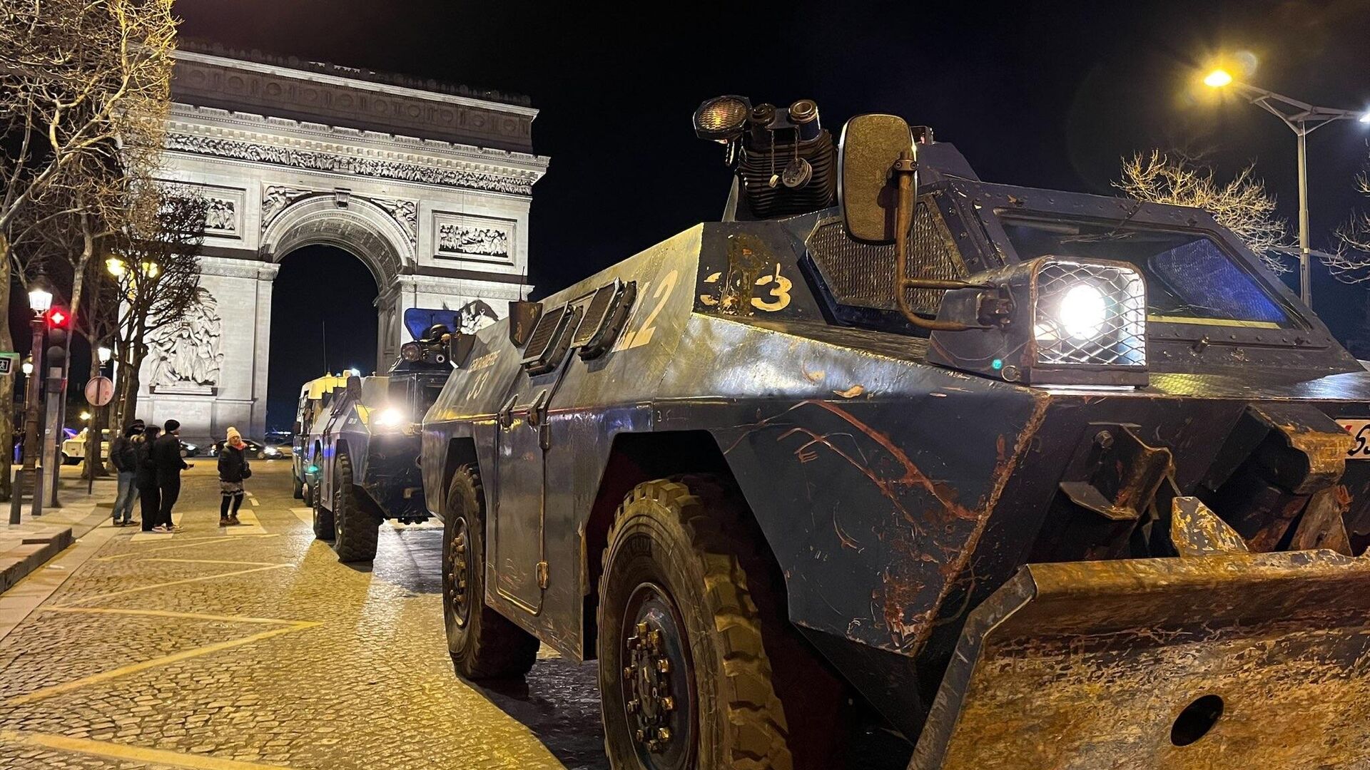 L'atmosphère ce 12 février au soir sur les Champs Élysées après la mobilisation du Convoi de la liberté à Paris - Sputnik Afrique, 1920, 12.02.2022