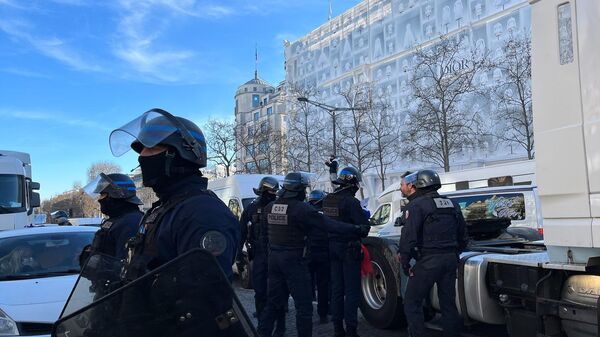 L'atmosphère ce 12 février sur les Champs Élysées lors de la mobilisation du Convoi de la liberté à Paris - Sputnik Afrique