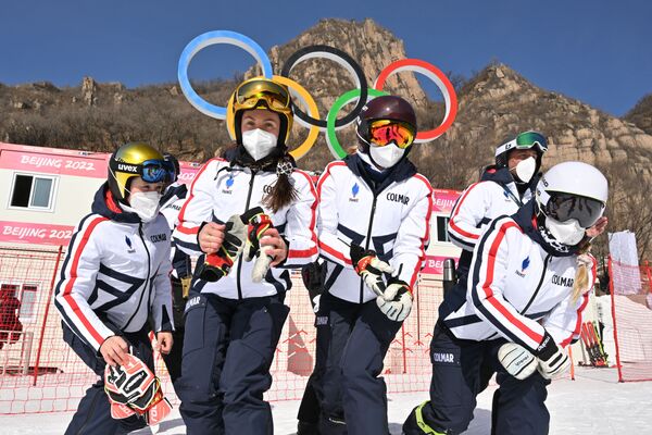 De gauche à droite: les skieuses françaises Romane Miradoli, Tiffany Gauthier, Camille Cerutti et Laura Gauche au Centre national de ski alpin de Yanqing. - Sputnik Afrique