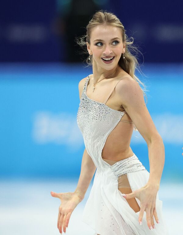 La Russe Victoria Sinitsina, médaillée d’argent des Jeux olympiques de 2022 de la danse sur glace, dont le partenaire est Nikita Katsalapov. - Sputnik Afrique