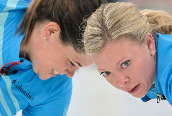 Les Américaines Nina Roth et Becca Hamilton participent à l’épreuve de curling féminin. - Sputnik Afrique