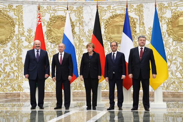 Vladimir Poutine, Angela Merkel, François Hollande, Petro Porochenko avec Alexandre Loukachenko à la rencontre au format Normandie à Minsk en février 2015  - Sputnik Afrique