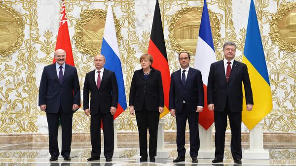 Vladimir Poutine, Angela Merkel, François Hollande, Petro Porochenko avec Alexandre Loukachenko à la rencontre au format Normandie à Minsk en février 2015  - Sputnik Afrique