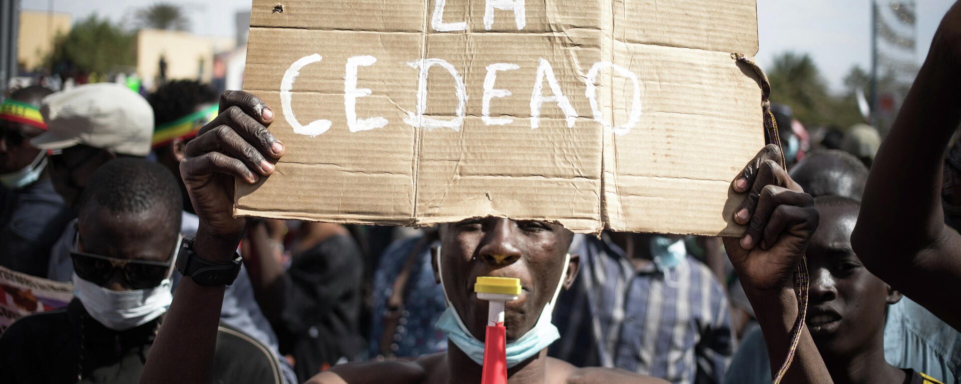 Un manifestant à Bamako tient une pancarte à bas la CEDEAO - Sputnik Afrique, 1920, 15.02.2022