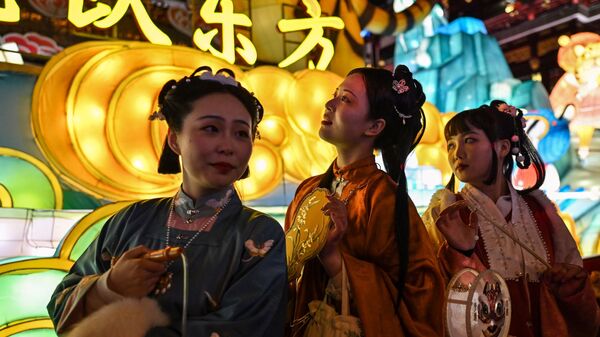Девушки в традиционных костюмах на Фестивале фонарей в Шанхае  - Sputnik Afrique