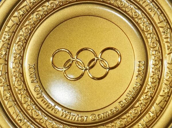 La médaille d’or remportée par les skieurs russes dans le relais 4 x 10 kilomètres masculin. - Sputnik Afrique