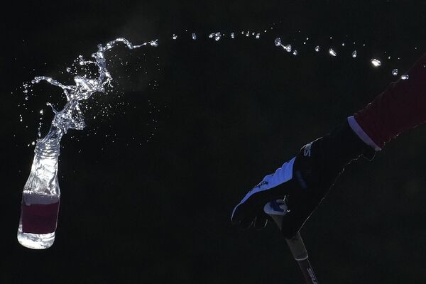 La bouteille lancée par le skieur russe Alexander Bolshunov lors du skiathlon 2 x 15 kilomètres. - Sputnik Afrique