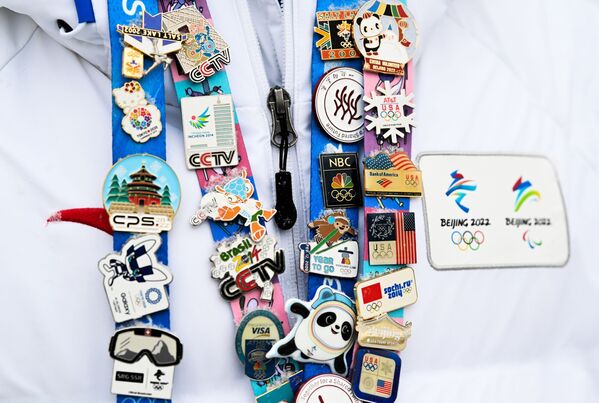 Des badges sur la carte d’accréditation d’un volontaire des Jeux olympiques d’hiver de Pékin. - Sputnik Afrique