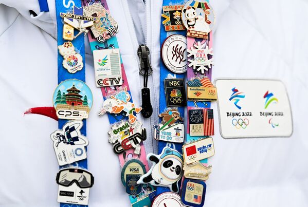 Des badges sur la carte d’accréditation d’un volontaire des Jeux olympiques d’hiver de Pékin. Des badges sur la carte d’accréditation d’un volontaire des Jeux olympiques d’hiver de Pékin. - Sputnik Afrique