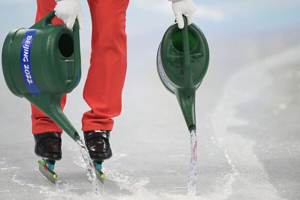 Préparation de la glace à la mi-temps de la compétition de patinage de vitesse sur piste courte au . - Sputnik Afrique