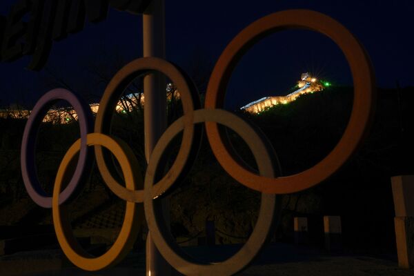 Des anneaux olympiques dans une banlieue de Pékin avec la Grande Muraille en arrière-plan. - Sputnik Afrique