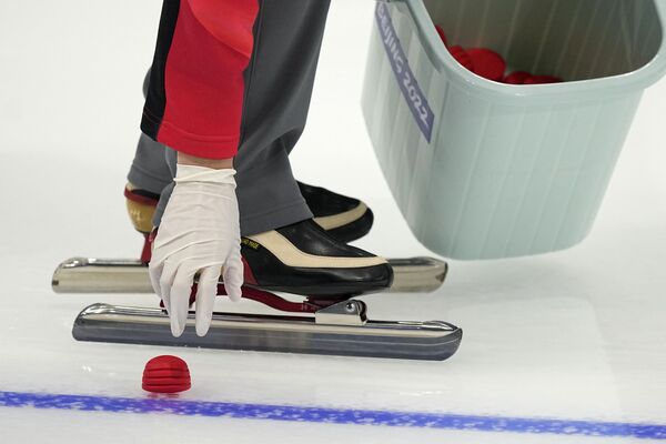 Mise en place de marques sur la glace avant l&#x27;épreuve de patinage de vitesse sur 1.500 mètres masculine. - Sputnik Afrique