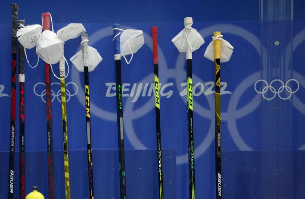 Des masques sur des crosses pendant un entraînement de l’équipe nationale russe de hockey sur glace. - Sputnik Afrique