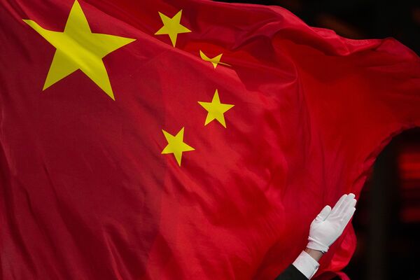 Levée du drapeau chinois lors de la cérémonie de remise des prix après l’épreuve de big air féminin, remportée par la Chinoise Eileen Gu. - Sputnik Afrique