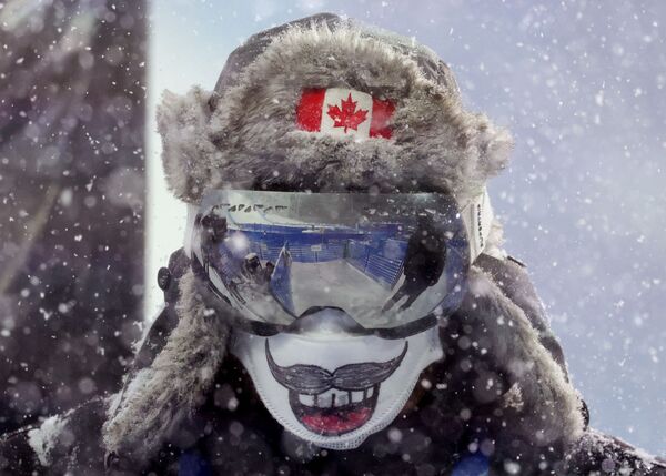 Un correspondant de la Société Radio-Canada suit un entraînement avant l’épreuve de ski acrobatique. - Sputnik Afrique