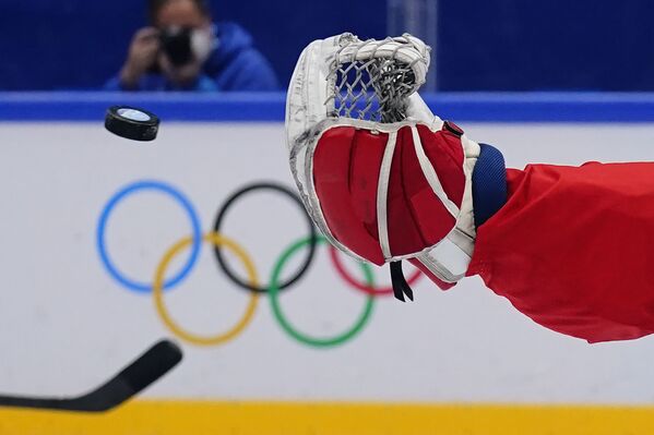 Le gardien de but canadien de hockey sur glace Eddie Pasquale lors du match contre l’équipe des États-Unis. - Sputnik Afrique