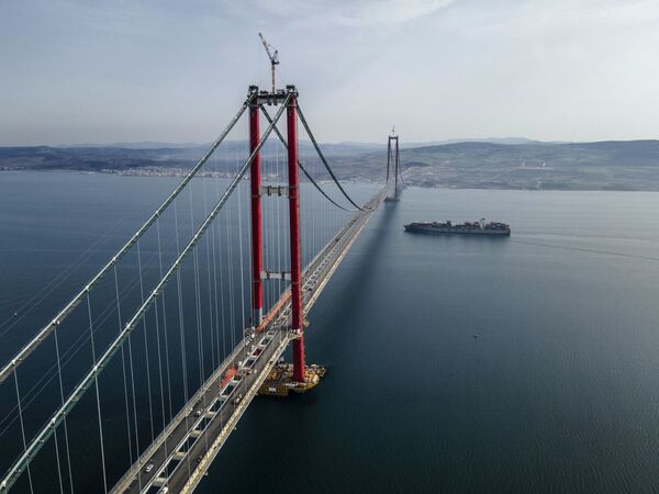 Le Pont 1915 des Dardanelles sera inauguré en Turquie le 26 février et aura la plus longue portée principale du monde avec 2.023 mètres, a déclaré le Président Tayyip Erdogan à la télévision turque. - Sputnik Afrique