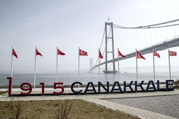 Deux pylônes, de 318 mètres de haut, se dressent dans le détroit des Dardanelles, comparables à de véritables gratte-ciel. - Sputnik Afrique