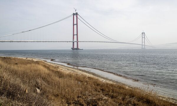 Le précédent record mondial du plus long pont suspendu du monde était détenu par l´infrastructure Akashi Kaikyo au Japon, dont la portée principale atteint 1.991 mètres de long. - Sputnik Afrique