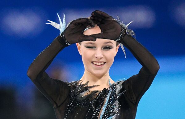 La patineuse artistique russe Anna Chtcherbakova (sur la photo) est devenue la championne olympique des JO de 2022. Elle a effectué deux quadruples sauts et a reçu 175,75points pour son programme de patinage libre. Chtcherbakova a obtenu 255,95points pour ses deux performances. - Sputnik Afrique