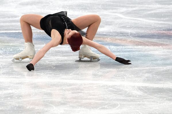 Alexandra Troussova exécute un cantilever, figure dans laquelle elle excelle, lors de son programme de patinage libre. - Sputnik Afrique
