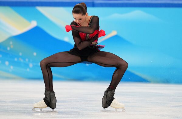 Malheureusement, cette fois-ci, le public n’a pu pleinement admirer le magnifique programme de patinage libre de Kamila Valieva sur le Boléro de Ravel, qu’elle avait exécuté sans faute lors de l’épreuve olympique par équipe et, avant cela, lors des Championnats d’Europe.Sur la photo: Kamila Valieva exécutant son programme de patinage libre aux Jeux olympiques d’hiver de Pékin. - Sputnik Afrique