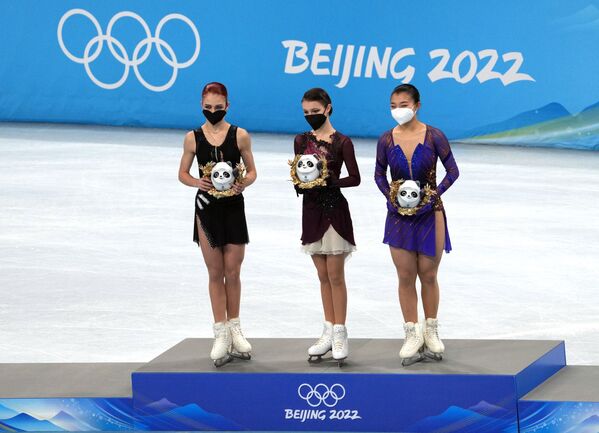 Le podium de l’épreuve de patinage artistique féminin en simple aux XXIVeJeux olympiques d’hiver à Pékin (de gauche à droite): Alexandra Troussova (argent), Anna Chtcherbakova (or) et Kaori Sakamoto (bronze). - Sputnik Afrique