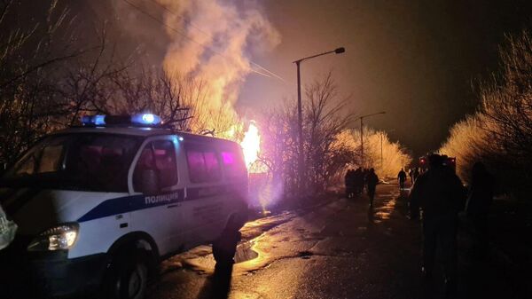 Incendie à Lougansk suite à une explosion survenue à une station service, dans la nuit du 18 au 19 février 2022 - Sputnik Afrique