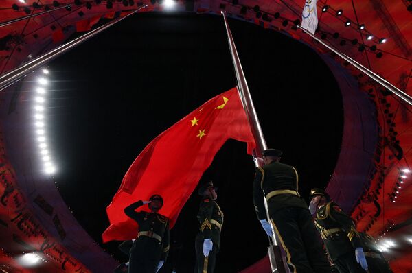 Hissage du drapeau chinois lors de la cérémonie de clôture des XXIVe Jeux olympiques d’hiver à Pékin. - Sputnik Afrique
