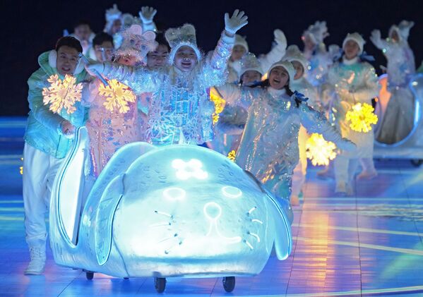 Des artistes se produisent lors de la cérémonie de clôture des XXIVe Jeux olympiques d’hiver à Pékin. - Sputnik Afrique