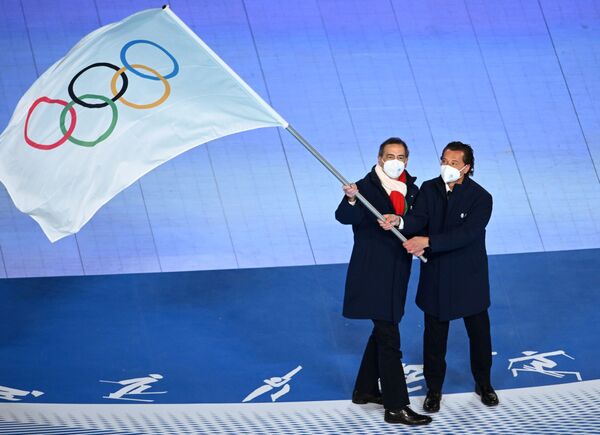 Le maire de Milan Giuseppe Sala (à gauche) et le maire de Cortina d’Ampezzo Gianpietro Ghedina lors de la cérémonie de clôture des XXIVe Jeux olympiques d’hiver à Pékin. - Sputnik Afrique