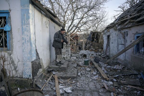 La nuit dernière, les forces de sécurité ukrainiennes ont ouvert le feu près du village de Kominternovo. En conséquence, un militaire de la RPD a été tué. Des tirs de mortiers ont également été effectués près de la mine de Troudovskaïa, où un civil, mineur qui se rendait à son travail, a été tué.Sur la photo: un bâtiment détruit dans le village de Taramtchouk, dans la région de Donetsk. - Sputnik Afrique