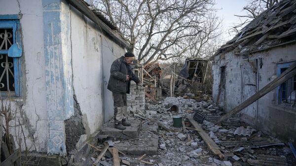 Разрушенное здание в результате обстрела в деревне Тарамчук Донецкой области  - Sputnik Afrique