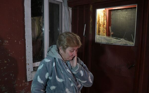 Les Républiques populaires de Donetsk et de Lougansk ont signalé une augmentation des bombardements de la part des forces armées ukrainiennes.Sur la photo: une femme dans la cour de sa maison, qui a été endommagée à la suite d’un bombardement par les forces armées ukrainiennes, dans un village de la région de Donetsk. - Sputnik Afrique