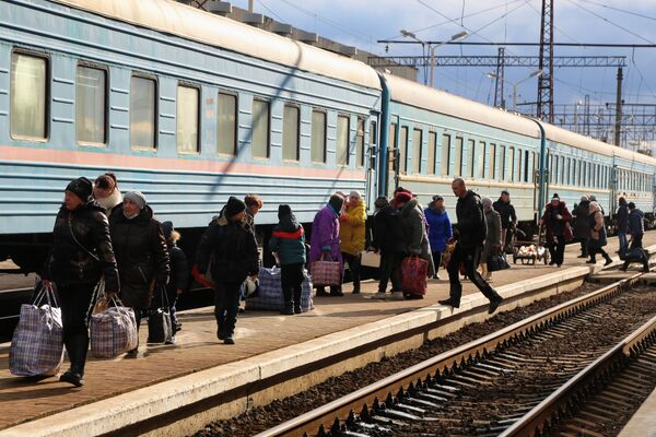 En raison de la menace d’invasion par Kiev, la RPD et la RPL ont commencé à évacuer leurs habitants vers la région de Rostov, où 143 centres d’hébergement temporaire pour les réfugiés ont été mis en place. Ce sont principalement des femmes, des enfants et des personnes âgées qui sont évacués.Sur la photo: des habitants de la RPD à la gare de Debaltsevo sont évacués vers la région de Rostov, en Russie. - Sputnik Afrique