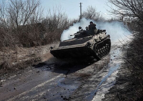 Selon les rapports des autorités des Républiques, des groupes de reconnaissance et de sabotage font leur apparition dans les localités: au moins deux affrontements contre ces groupes ont eu lieu au cours du week-end dernier. En outre, des saboteurs ont fait exploser un entrepôt d’armes d’artillerie et de missiles dans la RPD.Sur la photo: un VTT des forces armées ukrainiennes près du village de Zaïtsevo, dans la région de Donetsk. - Sputnik Afrique