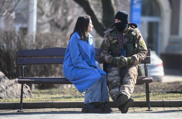 Un soldat de la RPD avec sa petite amie dans un square à Donetsk. - Sputnik Afrique