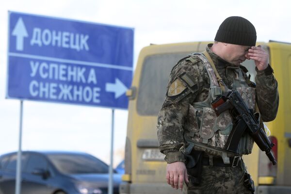 Selon les renseignements de la RPD, l’objectif de Kiev est d’expulser la population russophone vers la Russie et de prendre le contrôle de l’ensemble du territoire du Donbass.Sur la photo: un soldat de la RPD au point de passage d’Ouspenka, dans la région de Donetsk, par lequel les civils sont évacués vers le territoire russe. - Sputnik Afrique