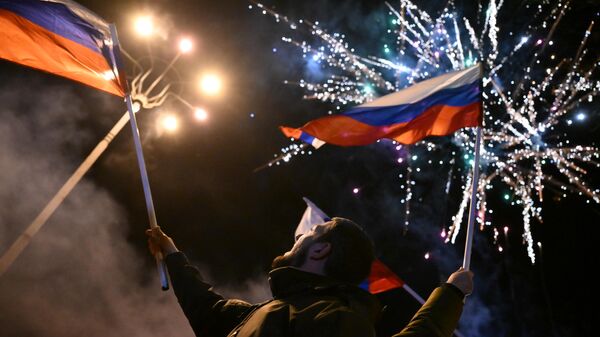 Les habitants de Donetsk se réjouissent après la déclaration de Poutine sur la reconnaissance des Républiques de Donetsk et de Lougansk - Sputnik Afrique