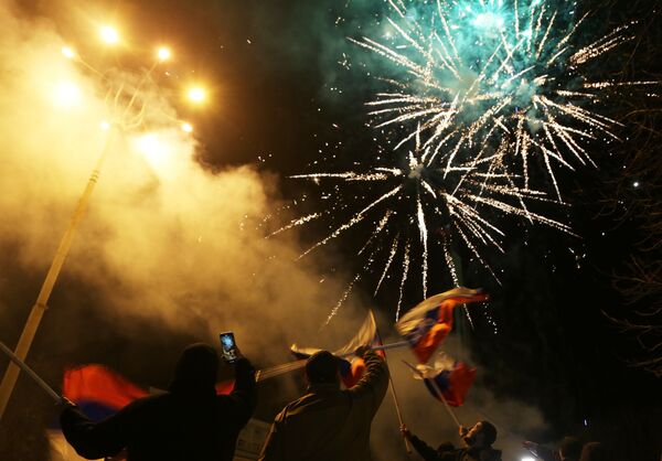 Des feux d’artifice dans les Républiques populaires de Donetsk et de Lougansk ont marqué la signature par le Président russe des décrets reconnaissant l’indépendance des républiques du Donbass. - Sputnik Afrique