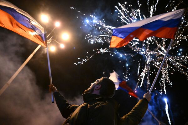 Les habitants de Donetsk et de Lougansk sont descendus dans la rue pour célébrer ce qu’ils ont attendu pendant huit ans. Beaucoup brandissaient des drapeaux russes. - Sputnik Afrique