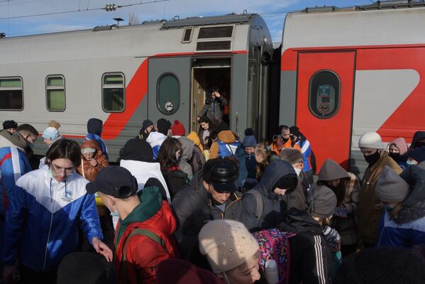 Les réfugiés du Donbass continuent d’arriver en Russie. Beaucoup d’entre eux ont une possibilité d’hébergement, les autres sont placés dans des structures d’hébergement temporaire mis en place dans des colonies de vacances, des foyers et des résidences étudiantes.Sur la photo: réfugiés du Donbass à la gare de Voronej. - Sputnik Afrique