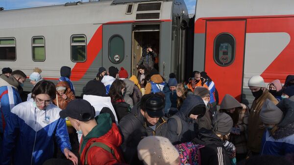 Жители Донбасса, прибывшие на железнодорожный вокзал Воронеж-1 - Sputnik Afrique