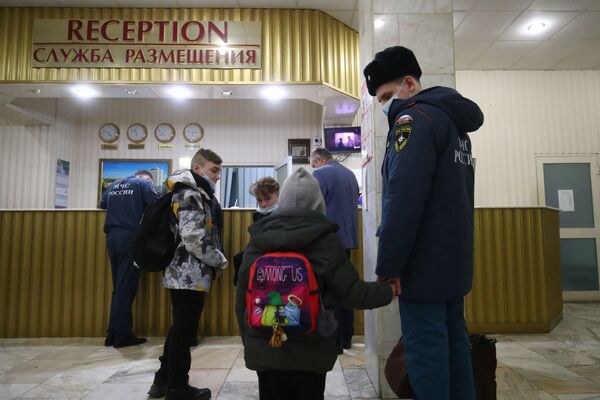 Placement des habitants des Républiques populaires de Donetsk et de Lougansk à l’hôtel Akhtouba, à Voljski, dans la région de Volgograd. - Sputnik Afrique
