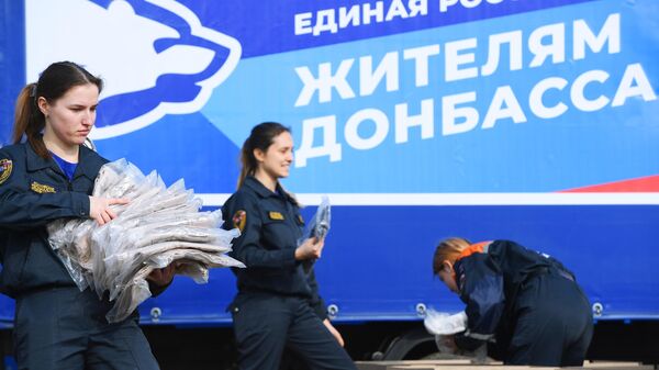 Le déchargement de l'aide humanitaire pour les réfugiés évacués des Républiques de Donetsk et de Lougansk a été organisé dans le bâtiment de l'Université technique d'État du Don à Rostov-sur-le-Don - Sputnik Afrique